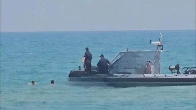 Photo of في مشهد مثير… ثلاثة جزائريين يسبحون من السعيدية نحو بلدهم وجندي جزائري يعترضهم