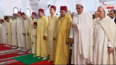 Photo of الملك يؤدي صلاة عيد الأضحى بتطوان ويتلقى التهاني بالمناسبة