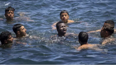 Photo of 54 طفلا مغربيا يخاطرون بحياتهم لعبور البحر نحو سبتة المحتلة