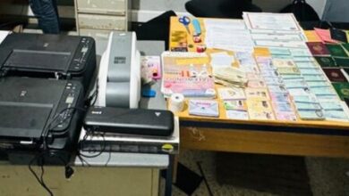 Photo of مداهمة أمنية تسقط مزورين محترفين بحوزتهم جوازات وشهادات مزيفة