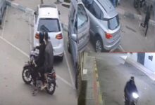 Photo of أمن طنجة يوقف شخصين متورطين في سرقة سيدتين بالعنف وحجز الدراجة النارية المستعملة في الجـ.  ريمة