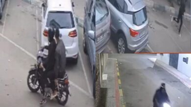 Photo of أمن طنجة يوقف شخصين متورطين في سرقة سيدتين بالعنف وحجز الدراجة النارية المستعملة في الجـ.  ريمة