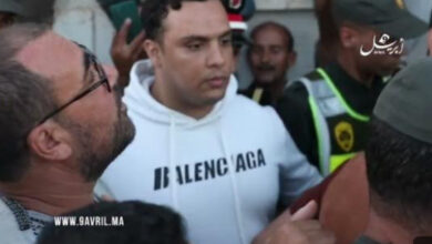 Photo of لحظة وصول ناصر الزفزافي لمقبرة المجاهدين بالحسيمة لتشييع والده لمثواه الأخير