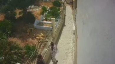 Photo of بعد أن فضحتهما.. فتاتان تخربان كاميرا مراقبة بطنجة لتغطية “تصرفاتهما الليلية المريبة” (فيديو)