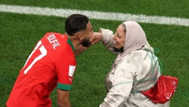Photo of شقيقا الدولي المغربي “بوفال” ينفيان شائعة وفاة والدتهما ويطمئنان الجمهور
