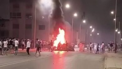 Photo of النيابة العامة تحسم في ملف شغب سلا.. اتهامات ثقيلة وإيداع عشرات المتهمين السجن