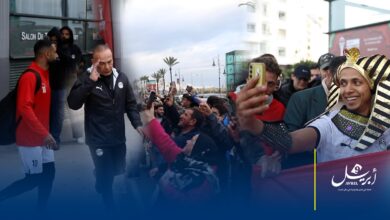 Photo of الجماهير المصرية تساند منتخبها أمام فندق الإقامة بطنجة قبل الحصة التدريبية