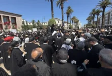 Photo of غضب المحامين يتصاعد.. وقفة احتجاجية أمام البرلمان رفضًا لمشروع قانون المهنة