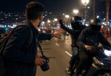 Photo of وسط زحام الاحتفالات.. مجهولان يخطفان هاتف صحفي بكورنيش مالاباطا