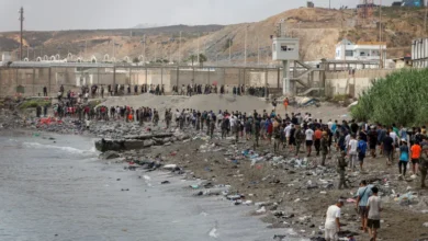 Photo of مأساة سبتة.. حصيلة ضحايا العبور الجماعي ترتفع إلى 67 قتيلاً وإسبانيا تشدد الحصار البحري