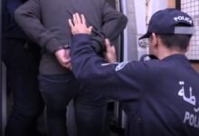 Photo of من ورشة الجبص إلى التحقيق في قضية مخدرات.. توقيف حرفي مغربي بالجزائر وعائلته تستنجد بالسلطات المغربية