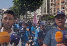 Photo of عمال شركة النظافة بطنجة يحتجون وسط دعوات لإنهاء مشكلة النفايات بالمدينة