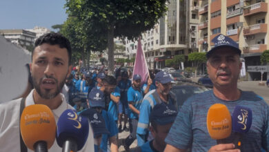 Photo of عمال شركة النظافة بطنجة يحتجون وسط دعوات لإنهاء مشكلة النفايات بالمدينة