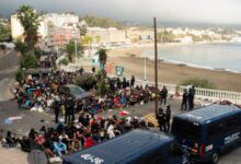 Photo of سبتة تستنفر أكثر من 350 عنصرا أمنيا لتفكيك مخيم للمهاجرين في عملية غير مسبوقة
