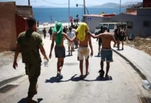 Photo of العودة إلى المغرب بدل مراكز الاستقبال.. خيار عدد من المهاجرين بعد إخلاء أحياء بسبتة